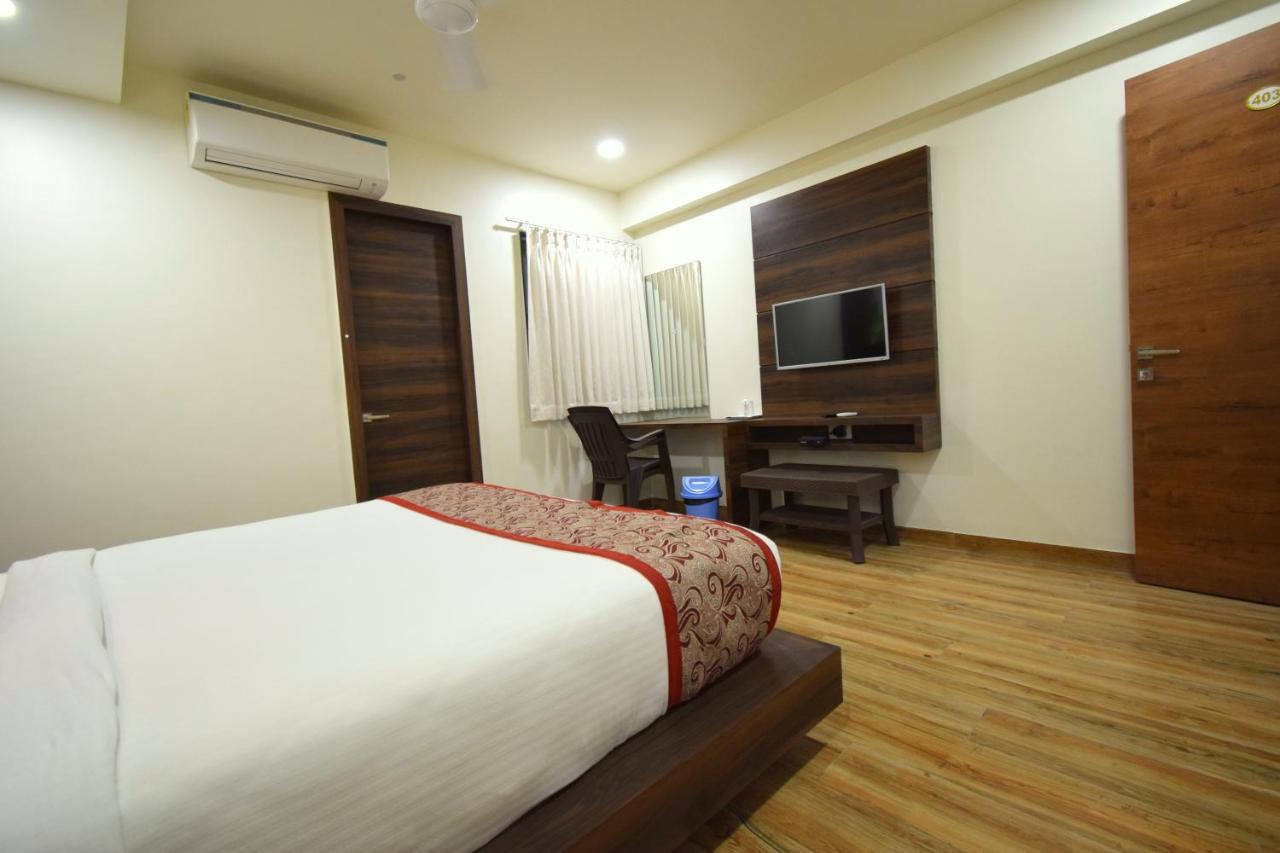 Hotel Pari Dwārka Extérieur photo