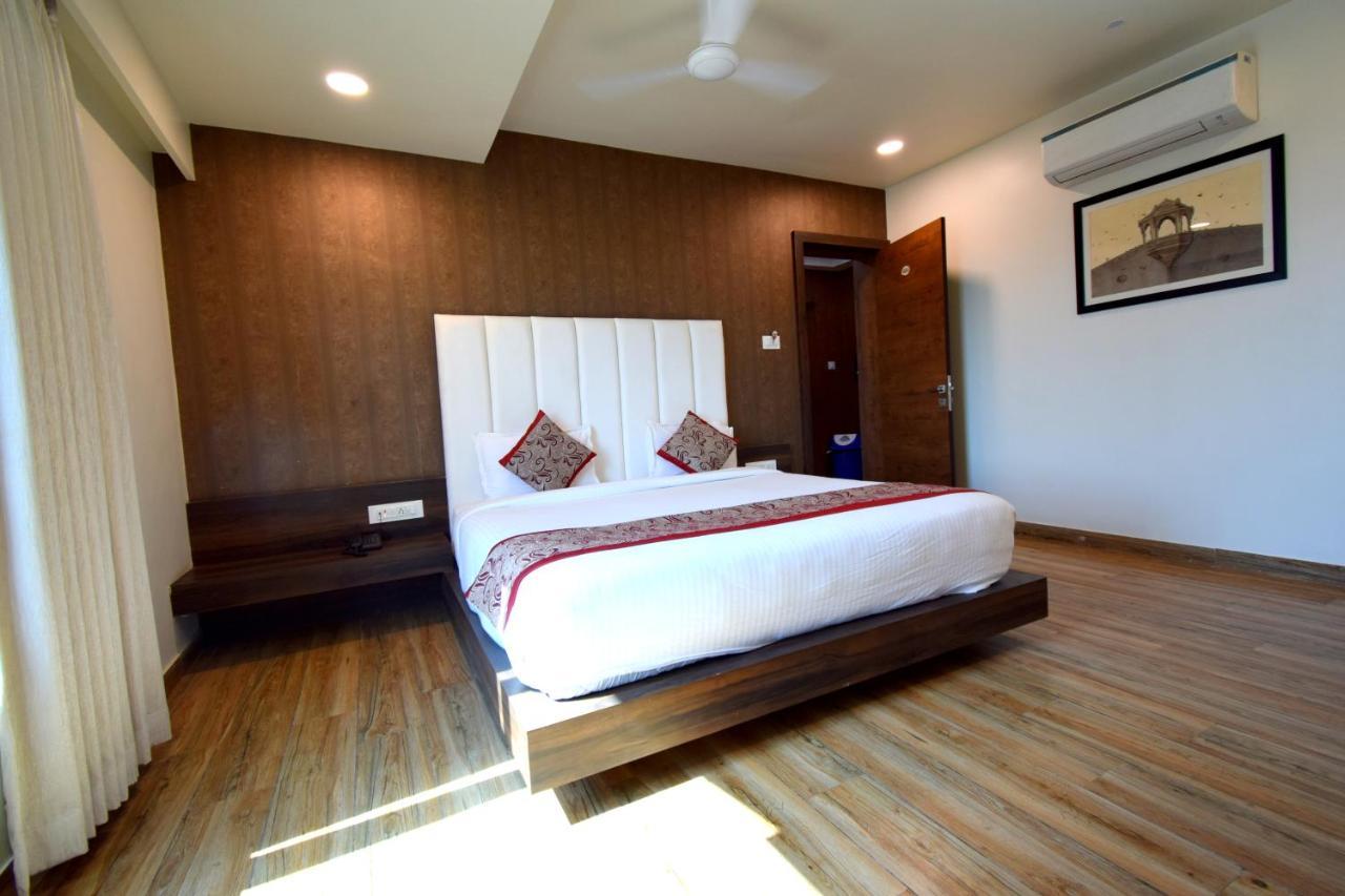 Hotel Pari Dwārka Extérieur photo